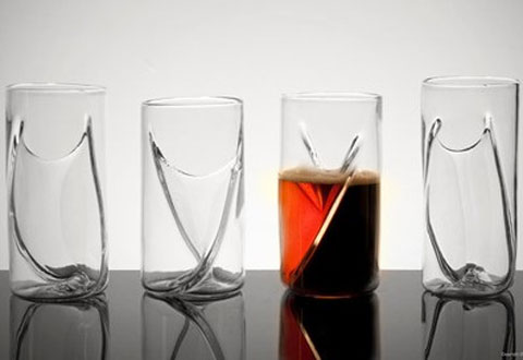 Empreendedor inventa copo para dois sabores de cervejas