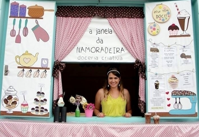 No interior de SP, jovem faz sucesso vendendo doces na janela do seu quarto