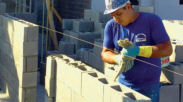 Empreendedor cria massa colante que substitui o cimento na construo civil